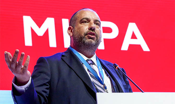 Депутата Европарламента исключили из партии из-за планов съездить в Крым