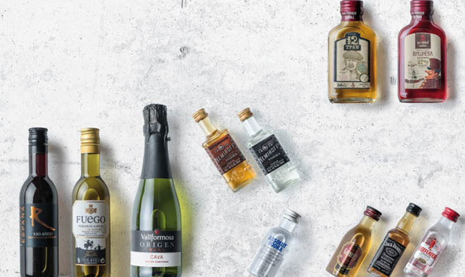 В самолетах МАУ начнут продавать крепкий алкоголь