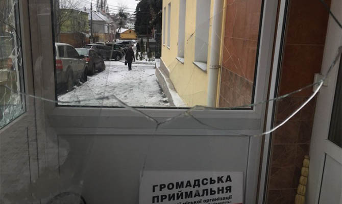 В Виннице побили окна офиса БПП