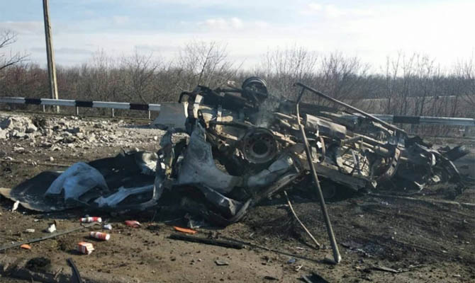 На Донбассе возле блокпоста подорвался микроавтобус с гражданскими: есть погибшие