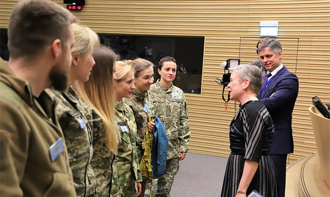 В украинской армии по контракту служат почти 25 тысяч женщин