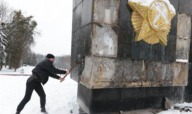 Во Львове с третьей попытки демонтировали Монумент Славы