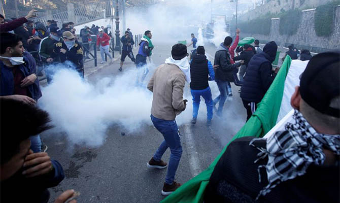 Более 200 человек пострадали в результате протестов в Алжире