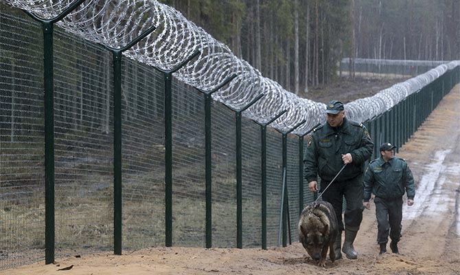 Латвия закончила строительство забора на границе с Россией