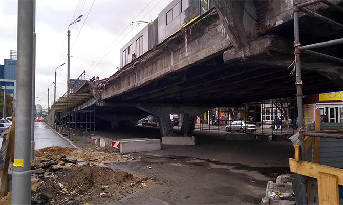 В Киеве перекрывают Шулявский мост