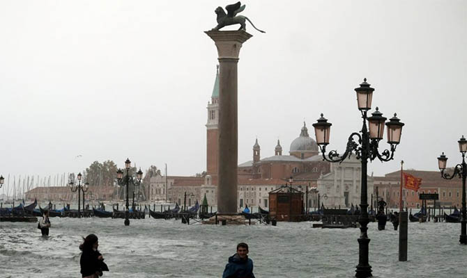 Власти Венеции перенесли введение платы за въезд в город