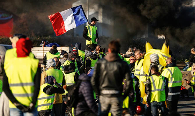«Желтые жилеты» начали очередную акцию в Париже