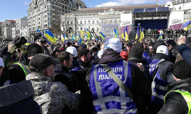 Полиция и организаторы разошлись в оценке количества участников встречи Порошенко с избирателями в центре Киева