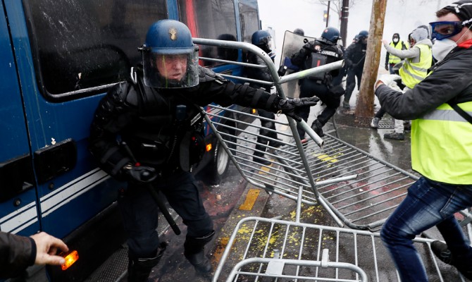 Около 200 человек задержаны в результате субботних беспорядков в Париже