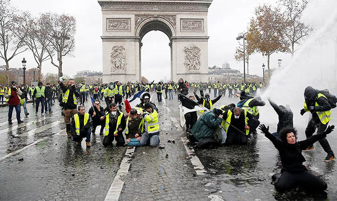 Во Франции падает общественная поддержка движения «желтых жилетов»