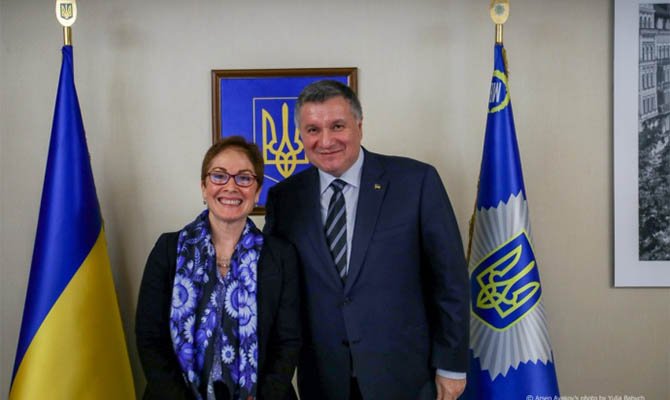 Аваков обсудил выборы с послом Йованович