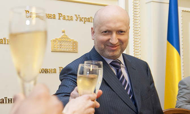 Турчинов поддерживает Порошенко на выборах президента и симпатизирует Зеленскому