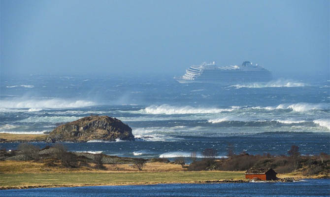 В Норвегии эвакуируют 1300 человек с терпящего бедствие круизного лайнера