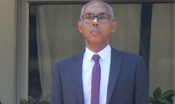 Французского посла уволили из-за домогательств