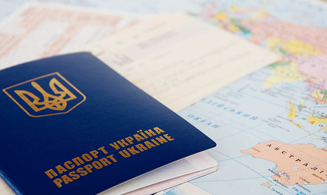 Украина поднялась в «безвизовом» рейтинге паспортов