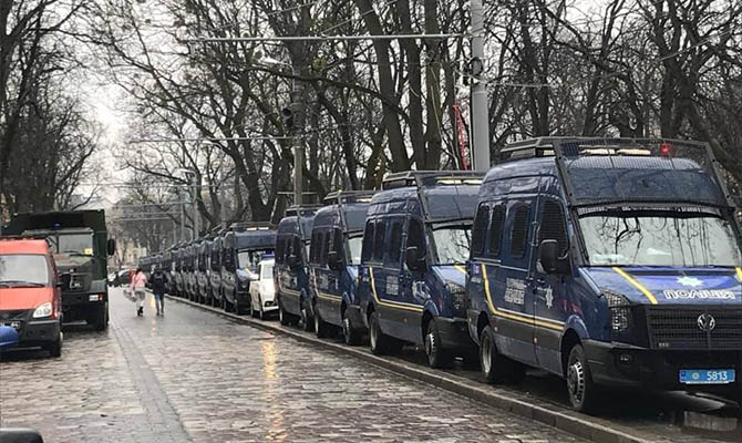 На встречу с Порошенко во Львове сгоняют курсантов в гражданском