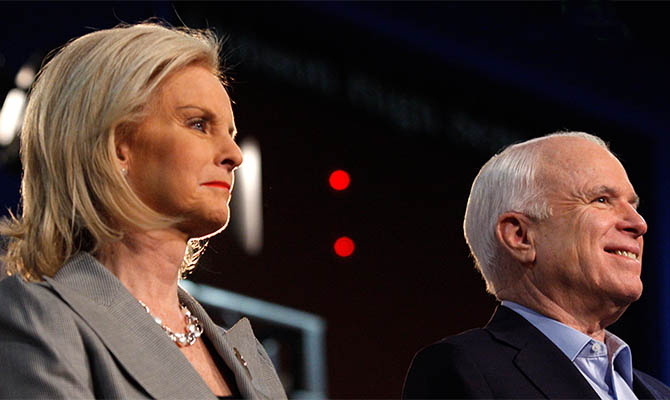 Одним из наблюдателей на выборах президента Украины будет вдова Джона Маккейна