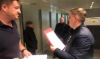 Главе Госрезерва вручили обвинительный акт прямо в аэропорту