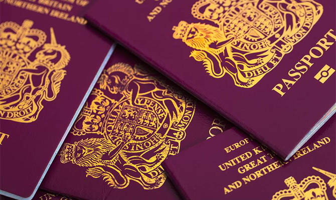 В Британии начали выдавать паспорта без слов «Европейский союз» на обложке
