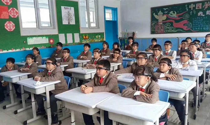 На китайских школьников одели электронные обручи, чтобы отслеживать их внимательность