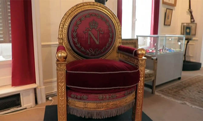 Во Франции за пол миллиона евро продали трон Наполеона