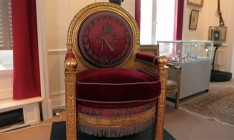 Во Франции за пол миллиона евро продали трон Наполеона