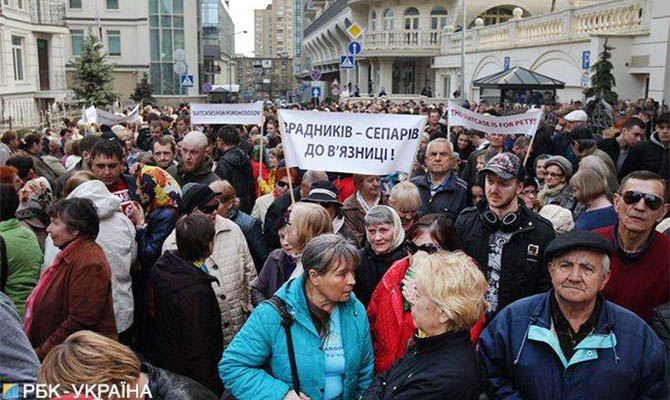 Возле штаба Зеленского полиция задержала двух провокаторов