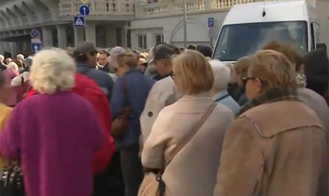 Под офисом Зеленского собрали толпу стариков и студентов