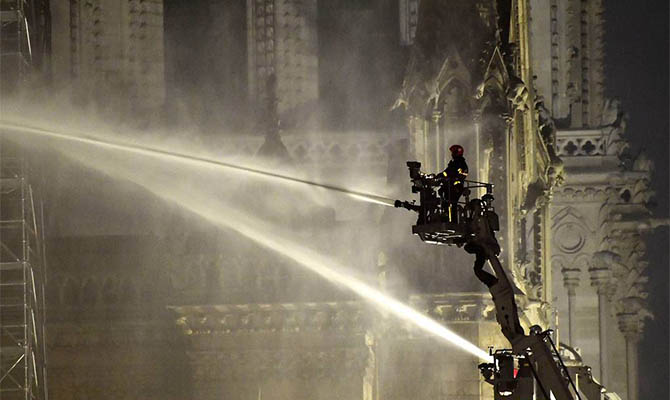 Стала известна причина пожара в Нотр-Дам-де-Пари