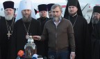 Митрополит УПЦ Антоний и Вадим Новинский привезли в Украину благодатный огонь