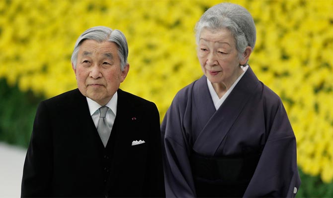 Премьер Японии официально объявил об отречении императора Акихито