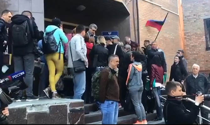 Российский телеканал показал очереди за паспортами РФ в Донецке