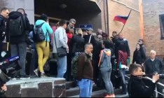 Российский телеканал показал очереди за паспортами РФ в Донецке