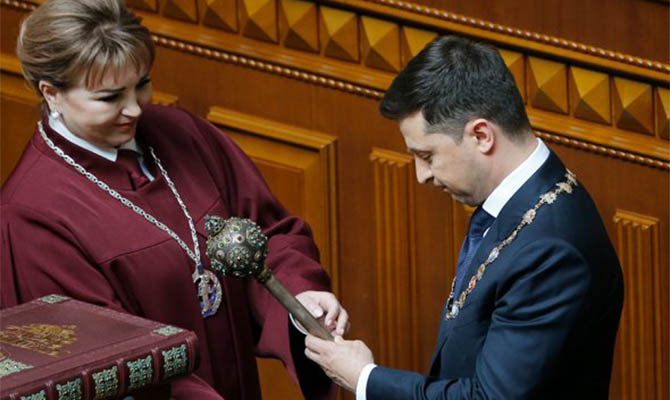 Мэй поздравила Зеленского со вступлением в должность, Мекрель готова встретиться