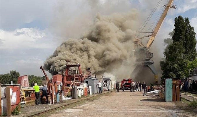 В Киеве горит бывший завод Порошенко