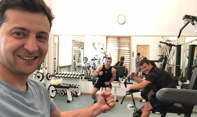 Зеленский выложил фото из спортзала на Банковой: Гантели не украли
