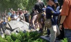 В Харькове националисты устроили беспорядки: пытались сорвать съезд партии Кернеса и снесли памятник Жукову