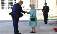 Королева Елизавета II приняла Трампа в Букингемском дворе