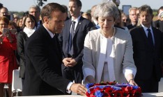 Лидеры Франции и Великобритании почтили память британцев, погибших в Нормандии в 1944 году