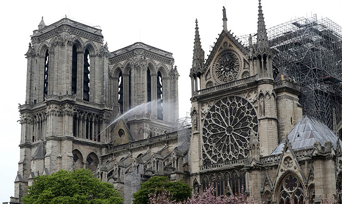 Из обещанных пожертвований на собор Парижской Богоматери собрали только десятую часть