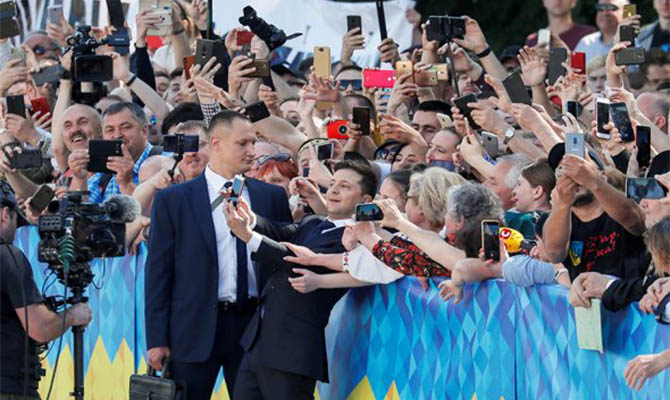 Большинство украинцев поддерживают первые действия Зеленского