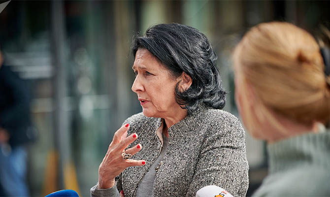 Президент Грузии вынуждена прервать свой визит в Беларусь и вернуться в Тбилиси