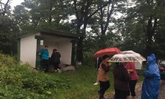 Три человека погибли на Ивано-Франковщине в результате попадания молнии в остановку