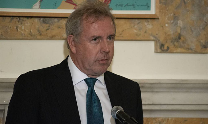 Посол Великобритании в США Ким Дэррок покидает свой пост после скандала