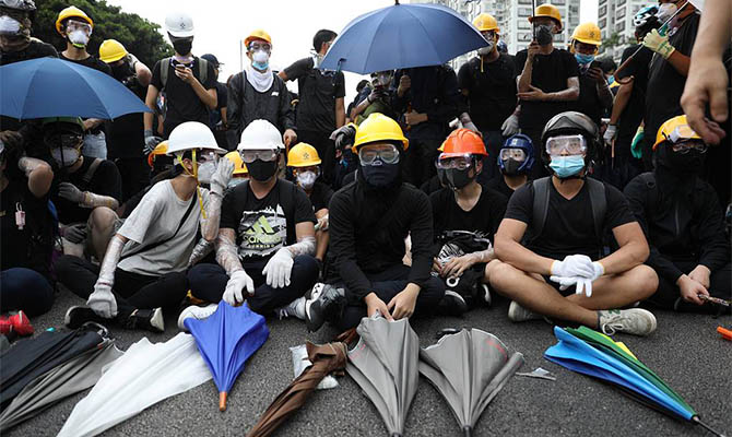 Десятки тысяч человек вышли на акции протеста в Гонконге