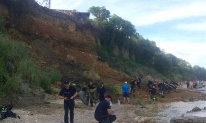 На пляж в Одессе обвалился склон. Спасатели ищут под землей людей