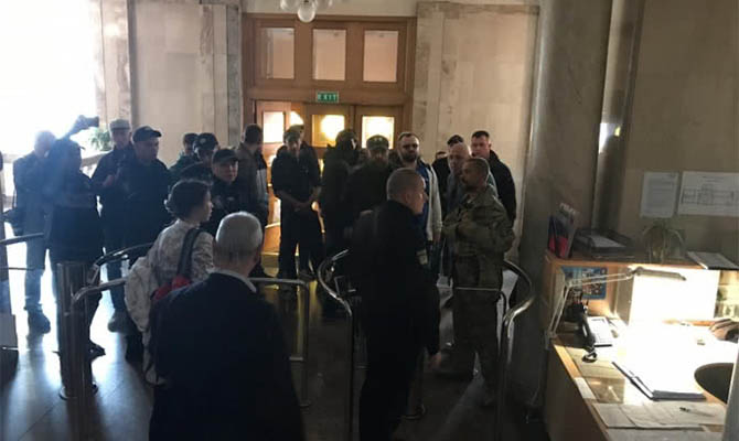 Сторонники Порошенко устроили дебош в ГБР – требовали закрытия уголовных дел