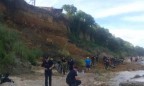 На пляж в Одессе обвалился склон. Спасатели ищут под землей людей