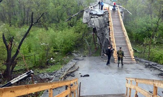 Боевики блокируют ремонт моста в Станице Луганской