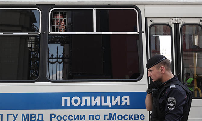 В России полиция задержала почти 300 человек за участие в митинге